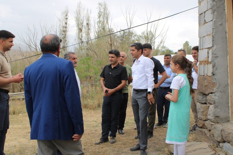 Hamur Kaymakamı Mahir, köy okullarında eğitim hazırlıklarını inceledi, çocuklarla futbol oynadı4