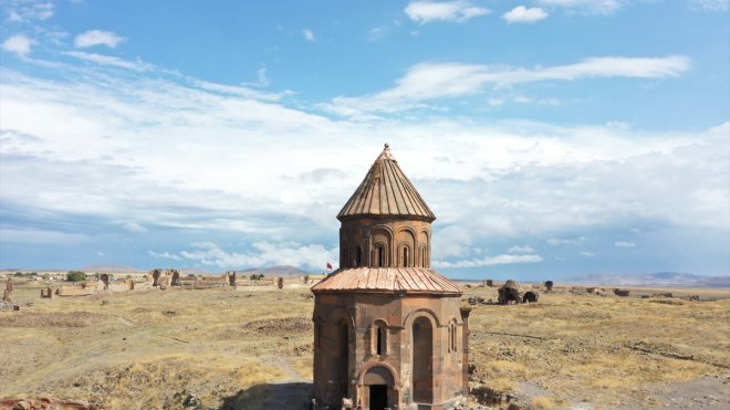 Ani Ören Yeri'ndeki Abughamrents Kilisesi'nin duvarlarında kirlilik oluşturan yazılar siliniyor