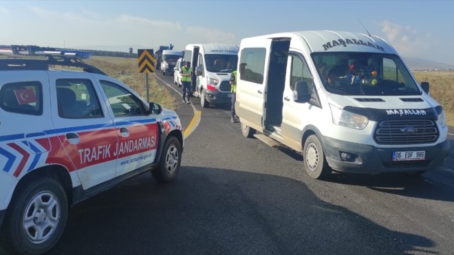 Kars'ta jandarma ve polis ekipleri okulların çevresinde denetim yaptı