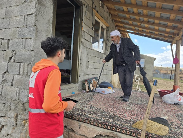 Kızılay gönüllüleri Diyadin