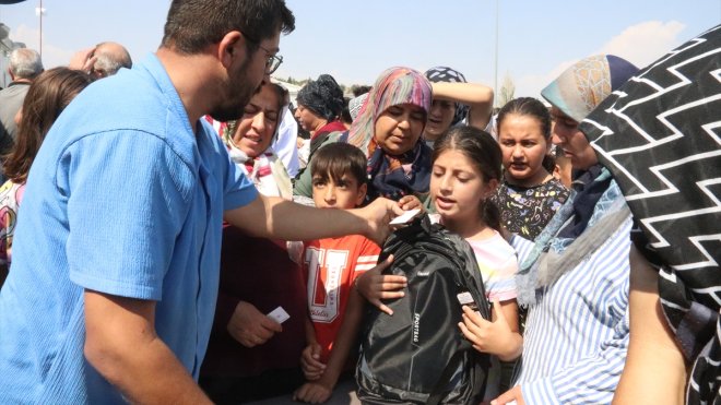 Bağcılar Belediyesinden Malatya'da depremzede öğrencilere kırtasiye ve çanta desteği