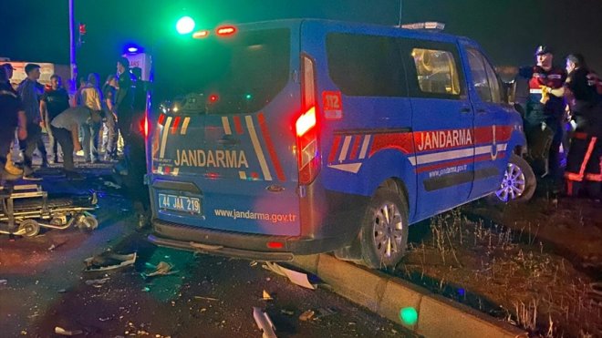 Malatya'da askeri araçla otomobilin çarpıştığı kazada 5'i jandarma 8 kişi yaralandı