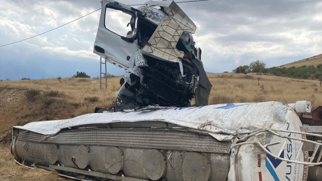 Malatya'da devrilen akaryakıt tankerinin sürücüsü yaralandı