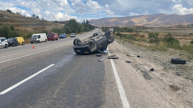 Malatya'da pikap ile otomobilin çarpıştığı kazada 3 kişi yaralandı