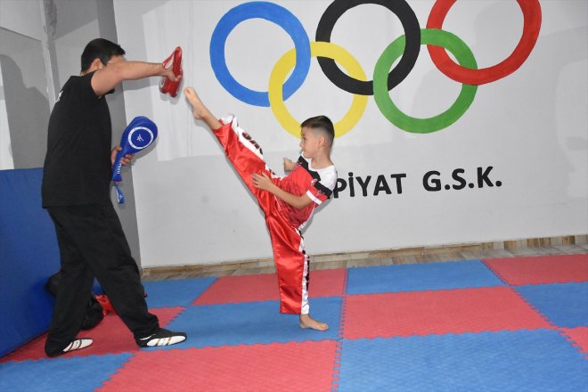 madalya 6 yılda 1 Minik kick boksçu Batur