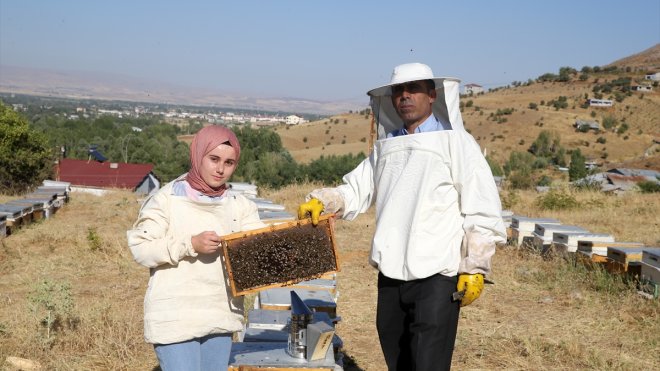 Arıcı baba ve kızı, desteklerle kovan sayısını 1000'e yükseltti