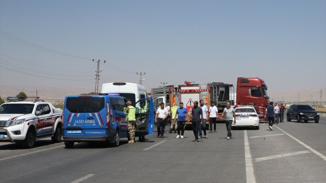 Muş'ta dönüş yapan tıra çarpan otomobildeki 1 kişi öldü, 5 kişi yaralandı