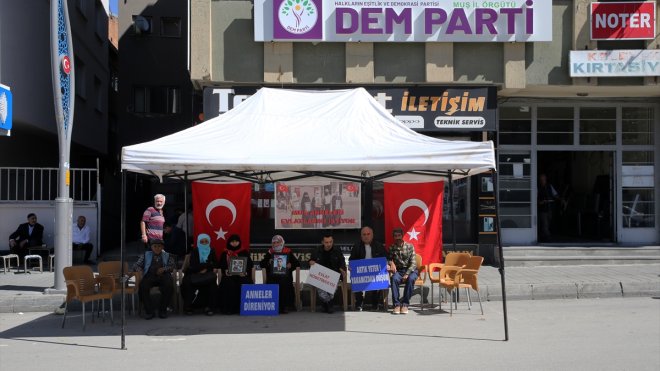 Muşlu aileler DEM Parti önünde 'evlat nöbeti'ni sürdürdü