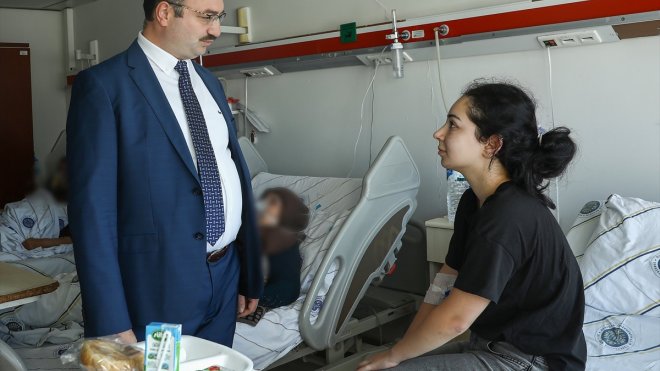 Rektör Hacımüftüoğlu, Erzurum'daki kazada anne ve babasını kaybeden öğreniciyi ziyaret etti