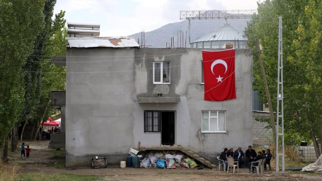 Şehit Piyade Sözleşmeli Er Abakay'ın Muş'taki evine Türk bayrağı asıldı