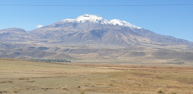 Süphan Dağı'nın zirvesi karla kaplandı