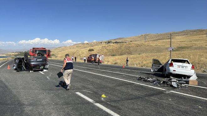 Van'da 2 aracın çarpıştığı kazada 2 kişi öldü, 4 kişi yaralandı