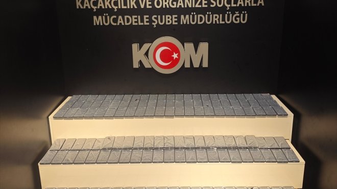 Van'da minibüste 296 kaçak cep telefonu ele geçirildi