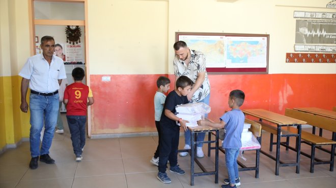 Öğretmen ve veliler el ele vererek sınıfları boyadı, temizlik yaptı