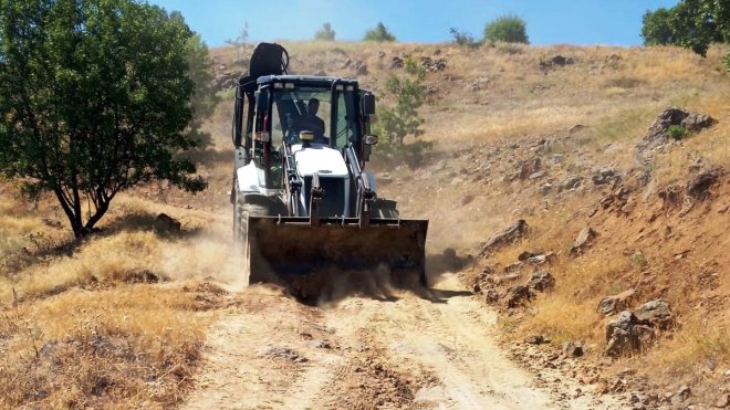 Ağın'da Malatya'daki depremin ardından 15 köy yolunda temizlik yapıldı