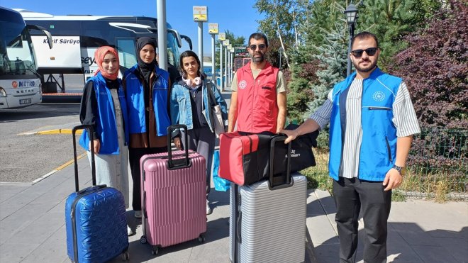 Ağrı'ya gelen üniversite öğrencileri çikolata ve çiçeklerle karşılandı