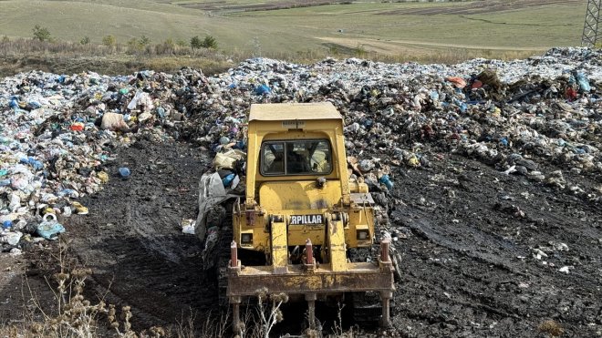 Ardahan'da çöp toplama merkezindeki çalışmalara İl Özel İdaresi ekipleri destek veriyor