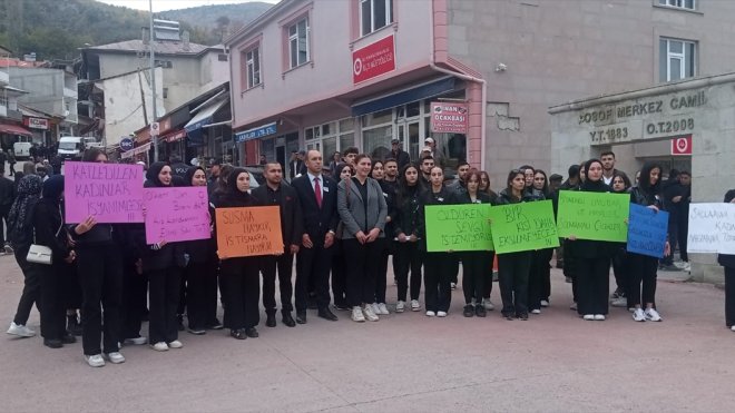 Ardahan'da üniversite öğrencileri kadına şiddeti protesto etti