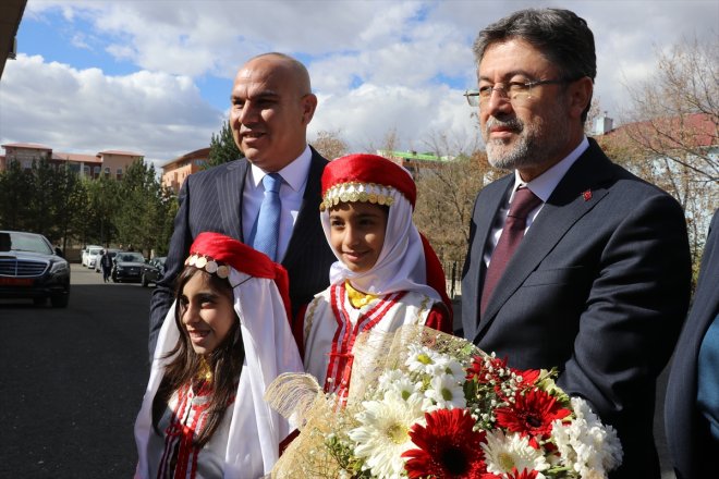 Bakan Yumaklı, Ağrı'da ziyaretlerde bulundu