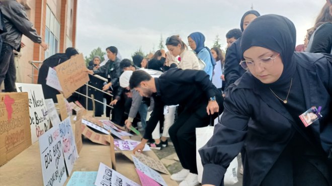 Bingöl'de üniversite öğrencileri kadına yönelik şiddeti protesto etti