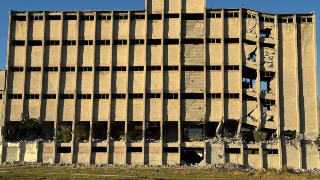 Bitlis'te atıl durumdaki 6 katlı binanın yıkımı yapıldı