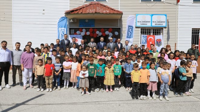 Bitlis'te yükümlüler okulu boyayıp tadilatını yaptı