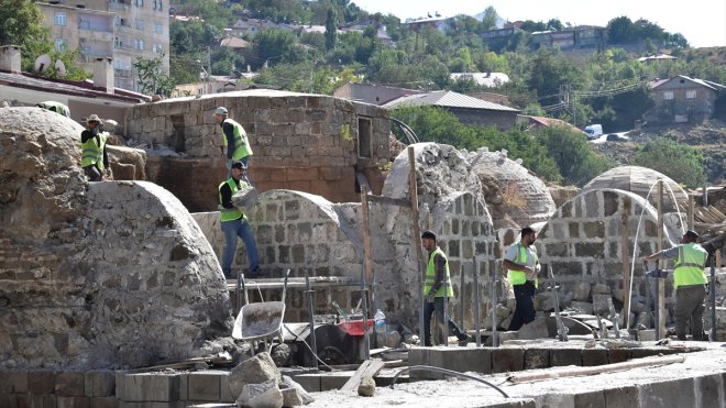 Bitlis'teki tarihi han, hamam ve caminin restorasyonu sürüyor