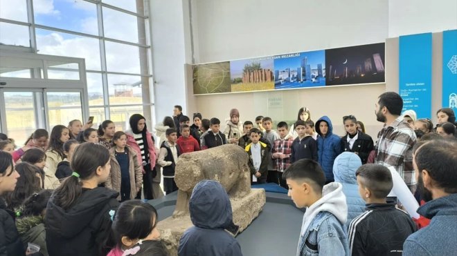 Bulanıklı öğrenciler Ahlat'ta tarihi alanları gezdi