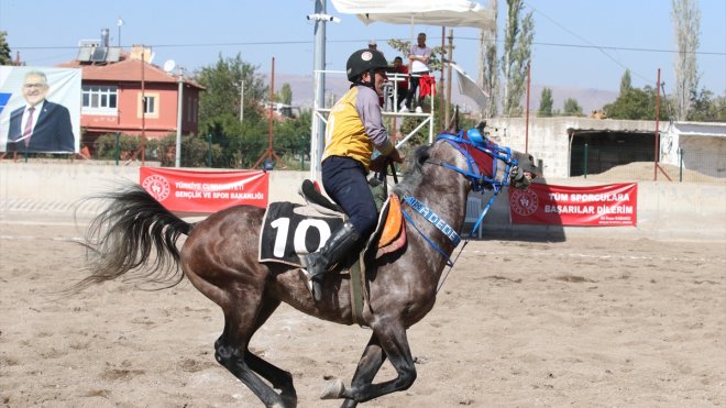 Ciridin 'Ak saçlı dedesi' at üstünde rakiplerine kök söktürüyor