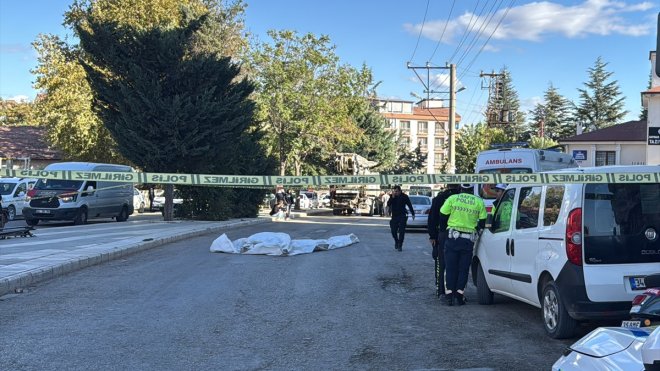 Elazığ'da beton pompasının çarptığı yaya öldü