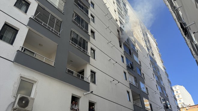 Elazığ'da apartmanda çıkan yangın söndürüldü