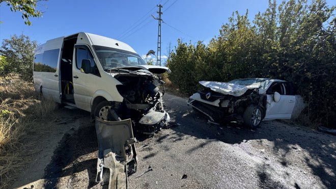 Elazığ'da minibüsle otomobilin çarpıştığı kazada 4 kişi yaralandı