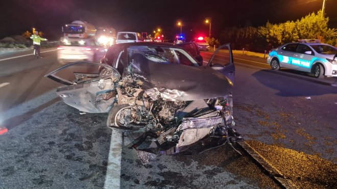 Erzincan'da iki otomobil çarpıştı, 2 kişi öldü, 4 kişi yaralandı