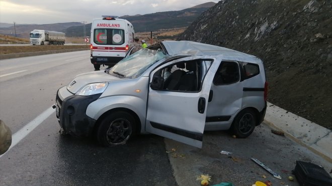 Erzincan'daki trafik kazasında 3 kişi yaralandı