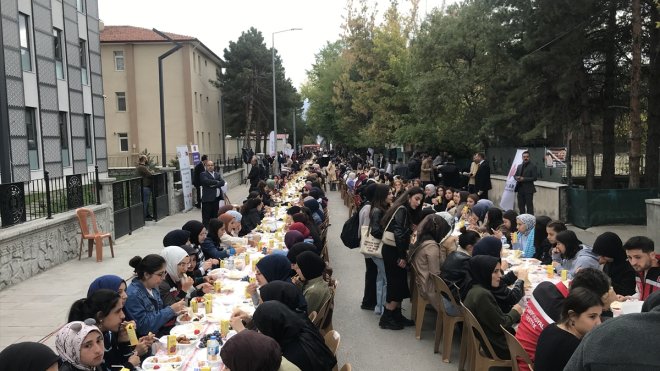 Erzincan Valiliği kentteki üniversite öğrencilerine yöresel ürünlerle kahvaltı verdi