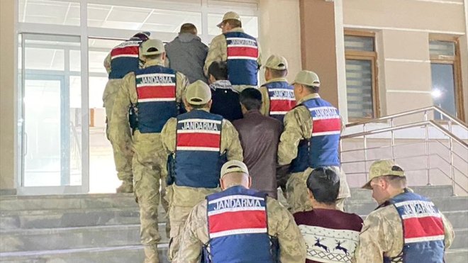 Erzurum'da 4 düzensiz göçmen yakalandı, 2 göçmen kaçakçısı tutuklandı