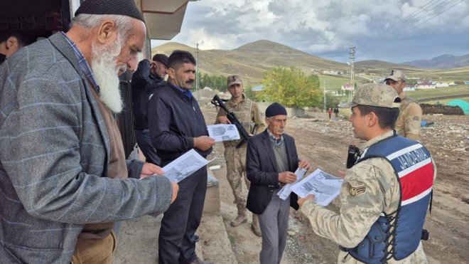 Erzurum'da jandarma kırsal mahallelerde vatandaşları dolandırıcılara karşı uyarıyor