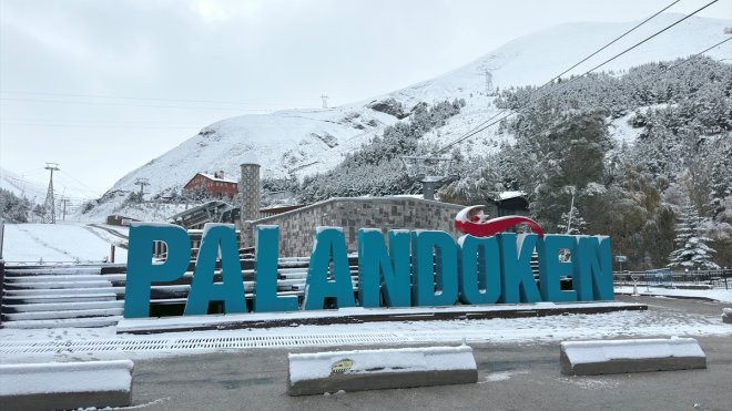 Erzurum şehir merkezine mevsimin ilk karı yağdı