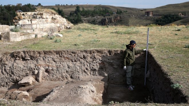 Eski Ahlat Şehri Kalesi'ndeki kazılarda su sarnıcı ortaya çıkarıldı