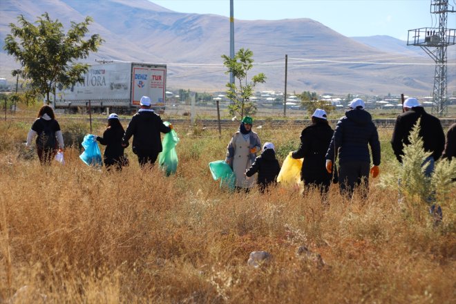 temizlik çocuklar, Gençler Dağı ve yaptı Ağrı eteklerindeki ormanda 3