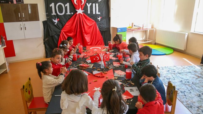 Gürpınar'da anaokulu öğrencileri Cumhuriyet Bayramı heyecanını yaşadı