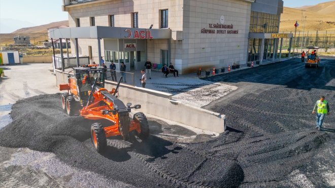 Gürpınar Devlet Hastanesinin çevresi asfaltlandı