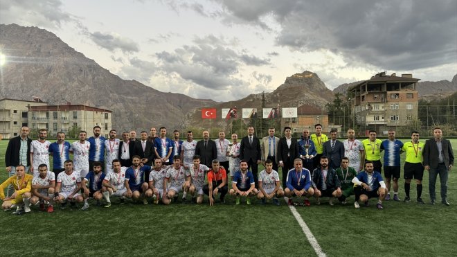 Hakkari'de düzenlenen kurumlar arası futbol turnuvası tamamlandı