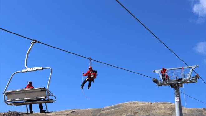 Hakkari'de JAK timi kayak sezonu öncesi tatbikat yaptı