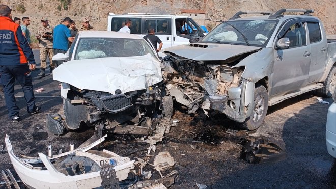 Hakkari'de pikap ile otomobilin çarpıştığı kazada 6 kişi yaralandı