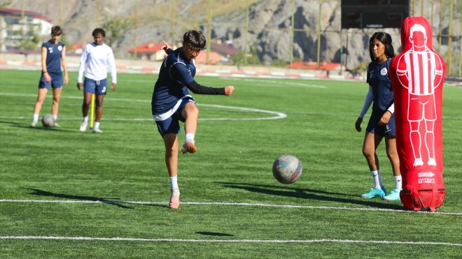 Hakkarigücü Kadın Futbol Takımı'nın en genç oyuncusu 'Zeyno', yeteneğiyle umut vadediyor