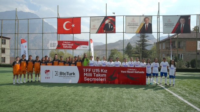 Hakkarili kızlar futbolda U15 ve U17 Milli Takım seçmelerinde ter döktü