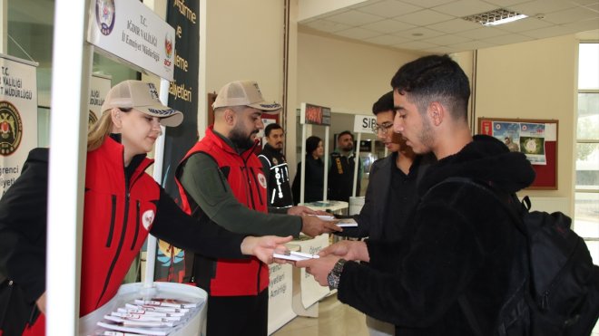 Iğdır'da polisler üniversite öğrencilerini terör, uyuşturucu ve şiddete karşı bilinçlendiriyor