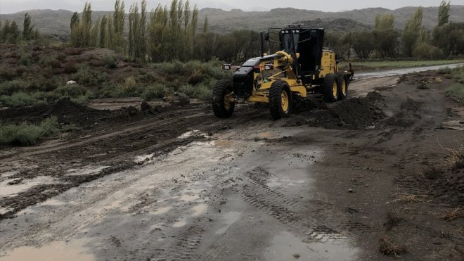 Iğdır'da selden kapanan 2 köyün yolu ulaşıma açıldı