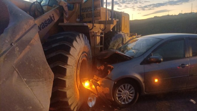 Kars'ta iş makinesiyle çarpışan otomobildeki 6 öğretmen yaralandı